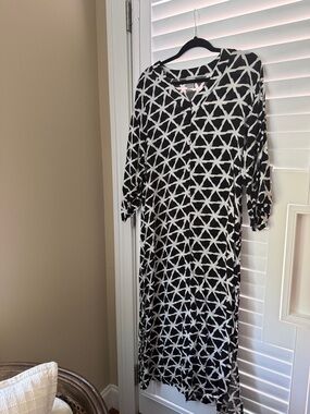 Natori Black and White Geometric Maxi zip up gown/robe